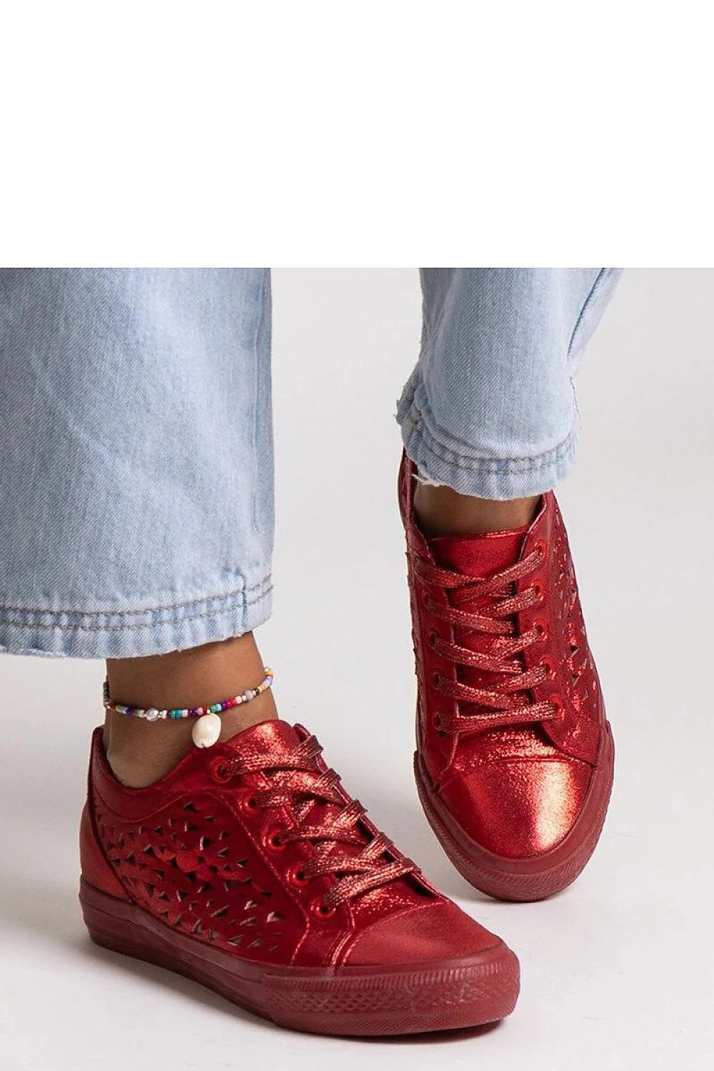 Solea baskets basses femme cuir verni métallisé rouge vif bout rond semelle caoutchouc adhérence lacets assortis perforations géométriques