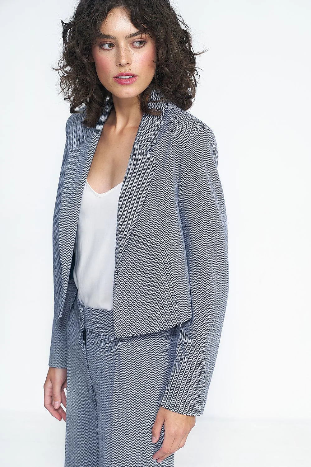 blazer cropped court femme tailleur coordonné tissu tissé texturé microchevrons bleu gris structuré revers crantés manches longues taille haute élégant