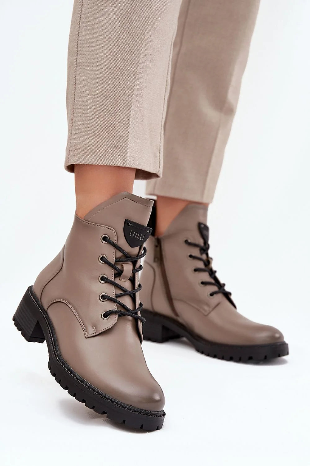 bottines Vinceza similicuir taupe lacets œillets métalliques languette siglée fermeture éclair intérieure semelle crantée talon bloc bas confortable