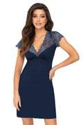 robe soirée élégante bleu profond dentelle manches courtes coupe ajustée évasement fluide décolleté V prononcé longueur sophistiquée mariage