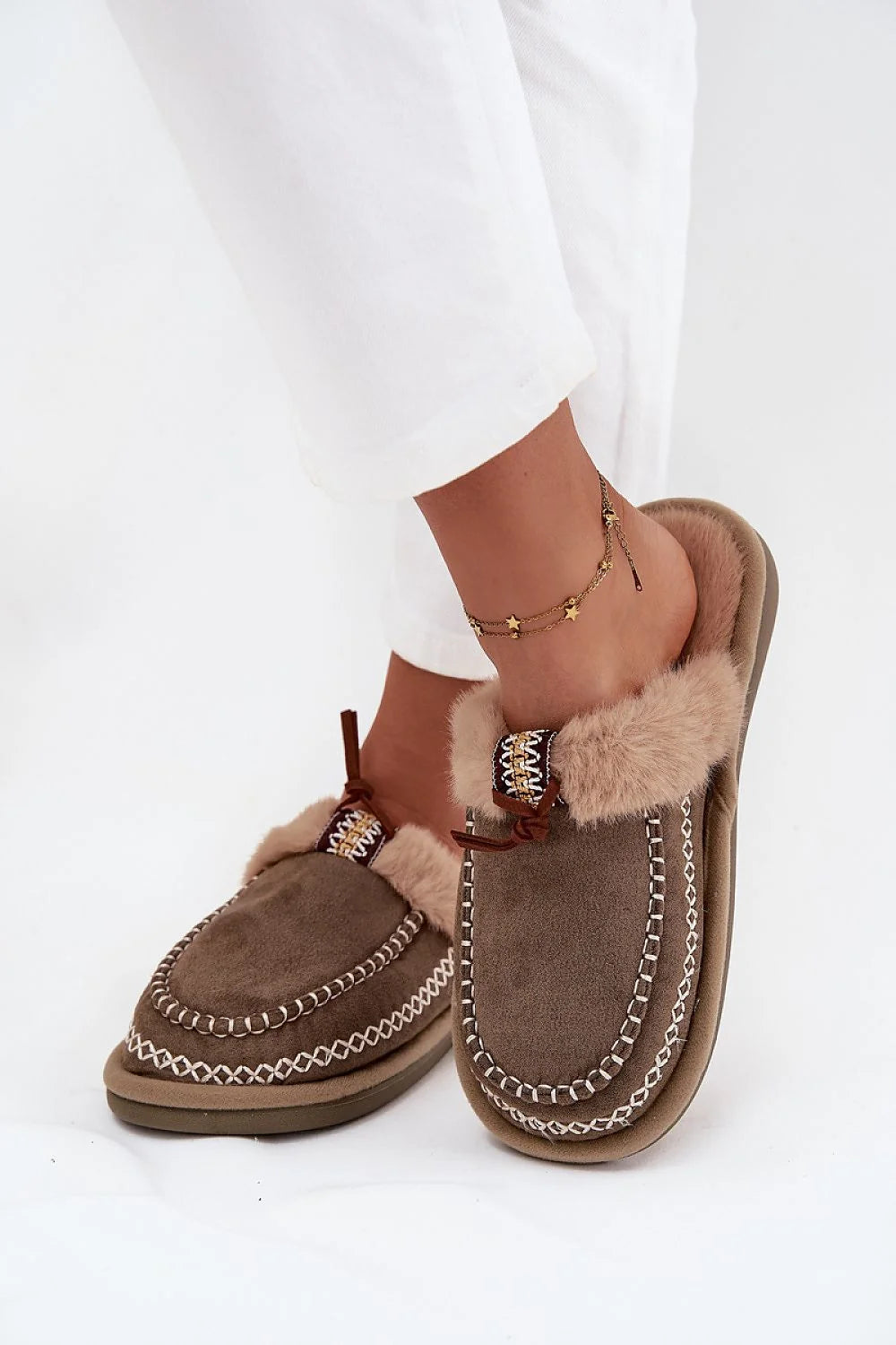 suédine écologique taupe femme mocassin chausson col fausse fourrure caramel broderie galon point sellier semelle caoutchouc adhérente confortable pompon polyvalent