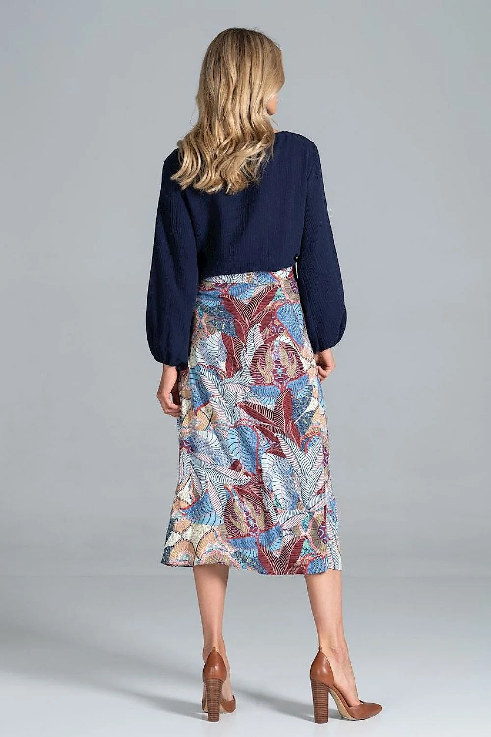Ensemble féminin chic en viscose 100% avec haut bleu marine et jupe imprimée tropicale