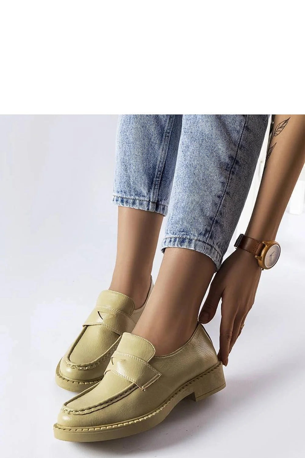 Moccasins élégants pour femmes design moderne cuir écologique beige clair coupe basse bride décorative semelle mince confort style polyvalent
