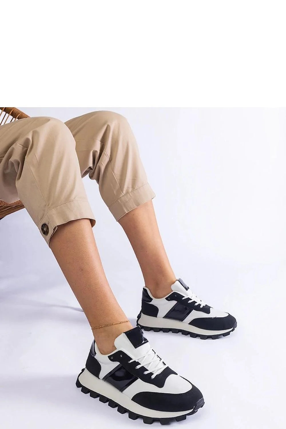 Baskets mode femmes design moderne style sportif tendance couleur noire et blanche tige cuir semelle caoutchouc lacets ajustables
