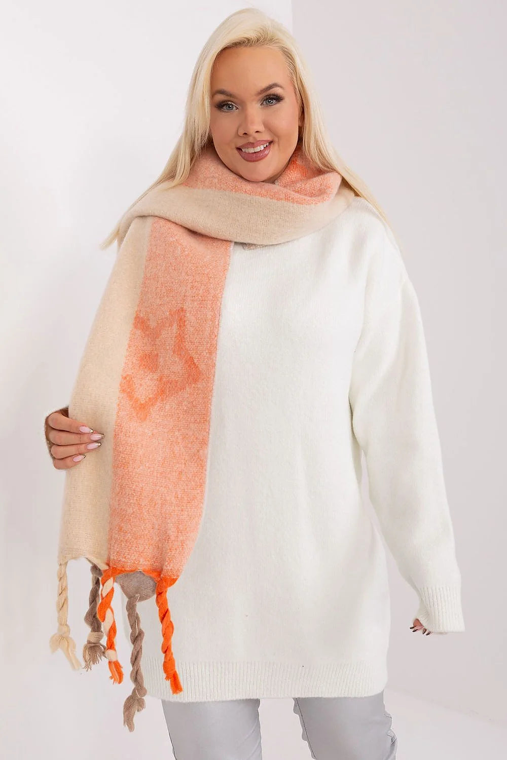 Pull ample élégant pour femme en laine douce couleur blanc écharpe motif beige orange franges tressées