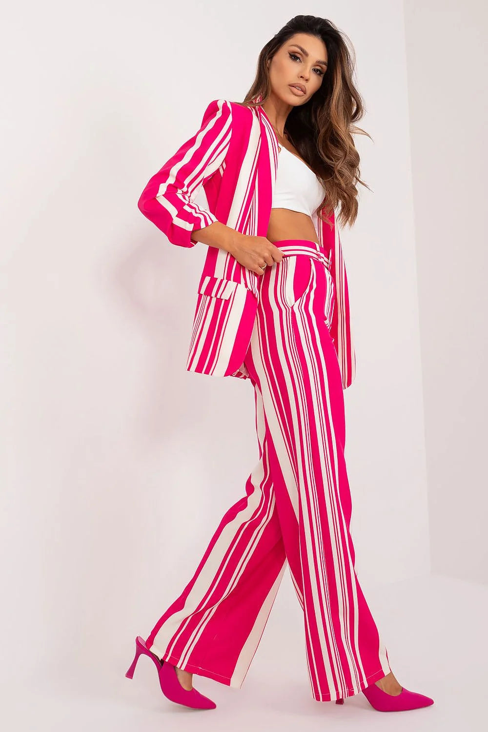 ensemble tailleur femme blazer oversize pantalon taille haute palazzo rayures verticales fuchsia blanc ceinture boucle recouverte tissu léger moderne audacieux