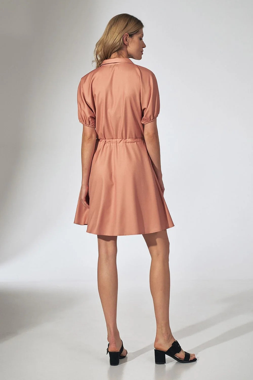 Robe satinée élégante rose saumon manches bouffantes col classique ceinture intégrée style raffiné femme