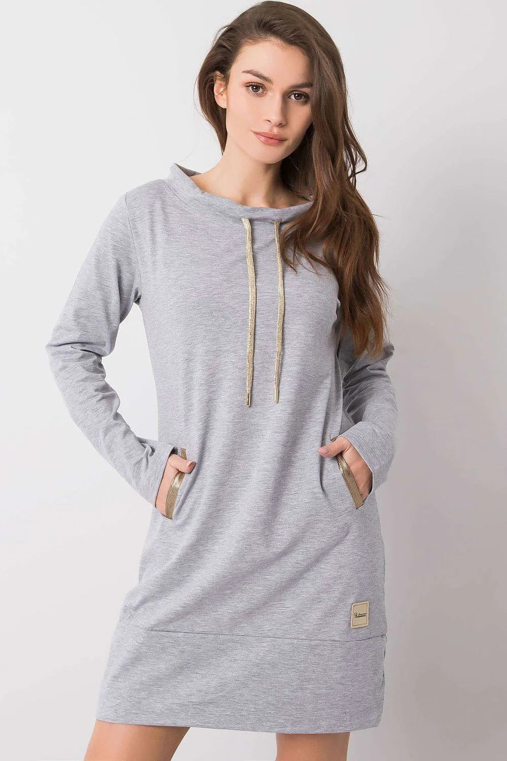 Robe blanche coton élasthanne élégante moderne manches longues détails dorés coupe droite décontractée casual