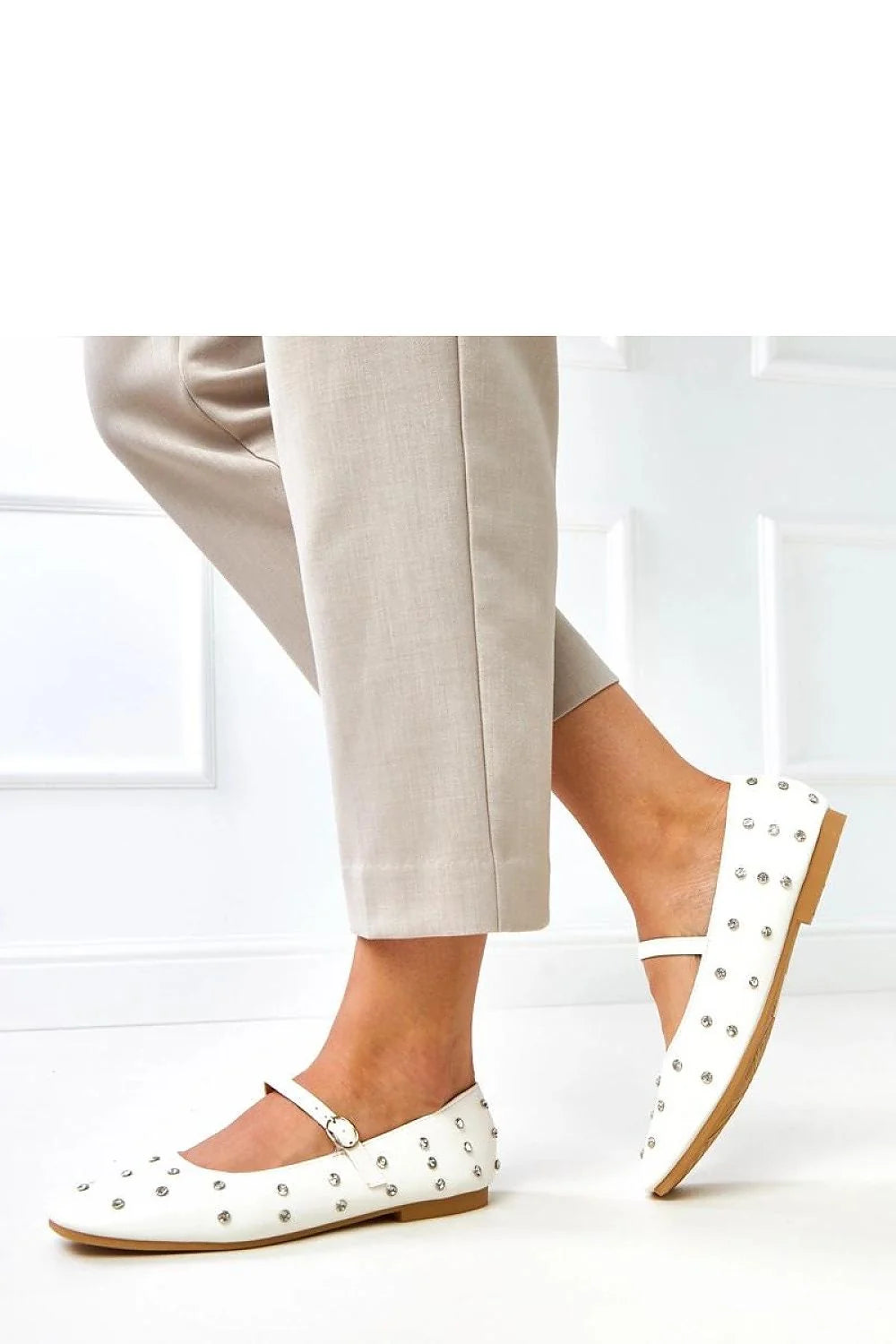 ballerines Solea blanches similicuir écologique bout carré talon bas 1cm bride réglable boucle ornées strass argentés confortables féminines