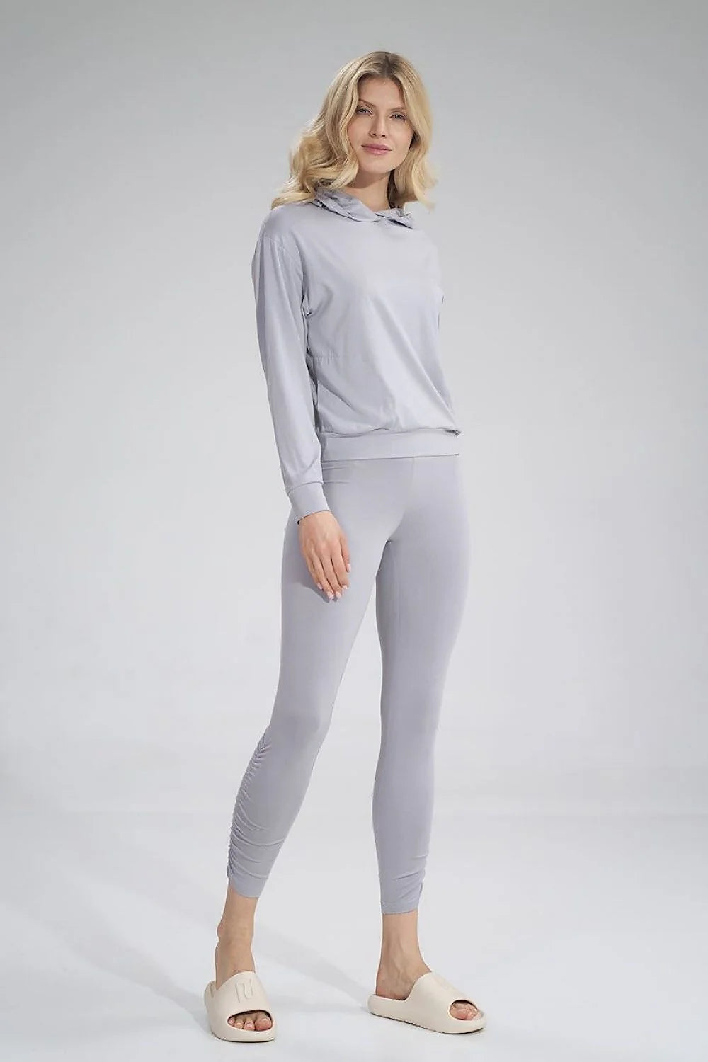 Ensemble loungewear jersey gris clair minimaliste confortable hoodie leggings ajustés taille haute femme tendance