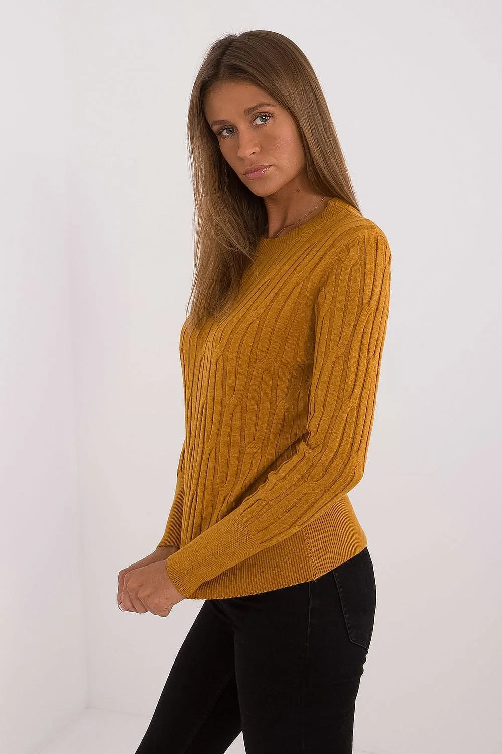 Pull pour femme style classique élégant couleur moutarde maille tricotée texture torsade verticale coupe ajustée manches longues poignets côtelés encolure ronde