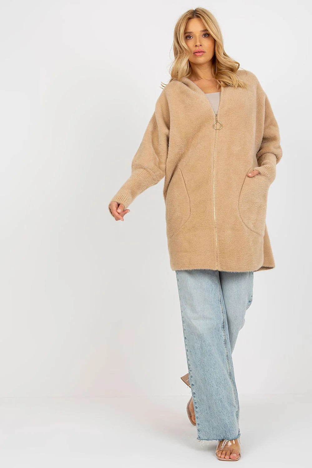 Manteau pour femme en peluche douillet chic couleur noire coupe longue manches longues capuche poches latérales zippé élégant