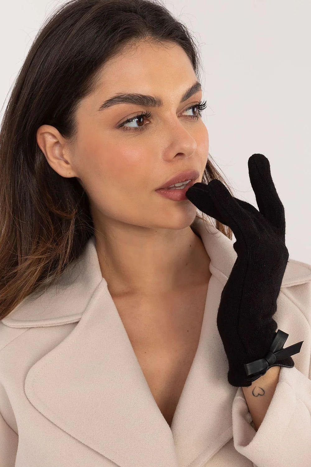 Manteau hiver femme élégant beige long manches longues col large ceinture ajustable boutons marbrés gants décoratifs noirs