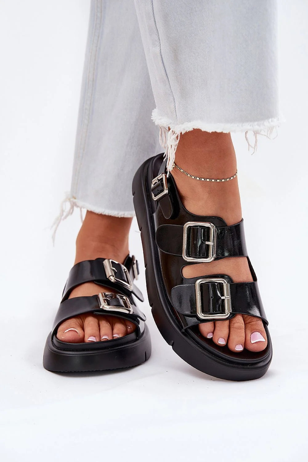 Sandales pour femme design moderne audacieux cuir verni noir boucles argentées plateforme caoutchouc épaisse été 2023