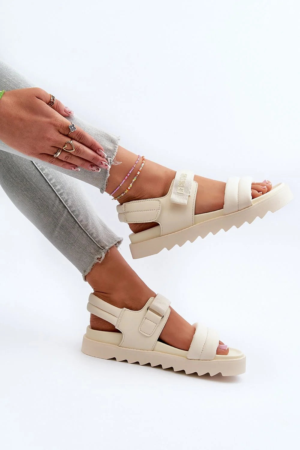 Sandales femmes style moderne confort plateforme crème cuir synthétique occasion estivale ajustement personnalisé logo gravé