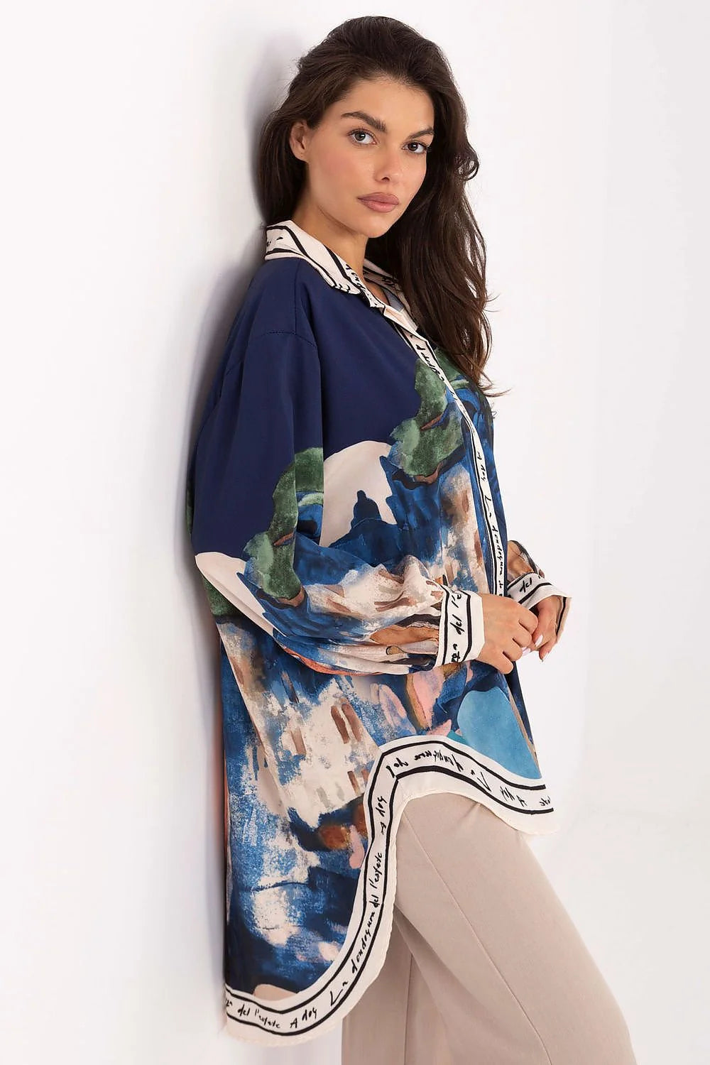 chemise tunique femme manches longues oversize coupe boyfriend imprimé pictural bleu marine vert pêche beige tissu fluide satiné viscose polyester