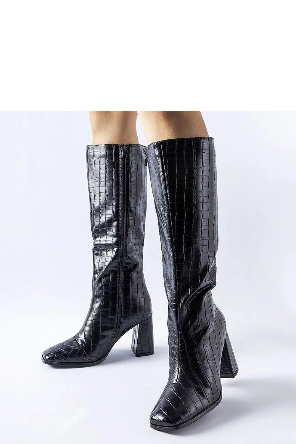 Bottes hautes pour femmes design sophistiqué cuir verni noir embossé imitation crocodile talon bloc modéré pointe légèrement pointue fermeture éclair latérale invisible