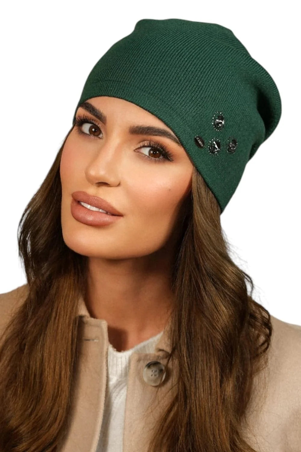 Bonnet pour femme style slouchy en tricot vert foncé avec appliques noires et logo Kamea