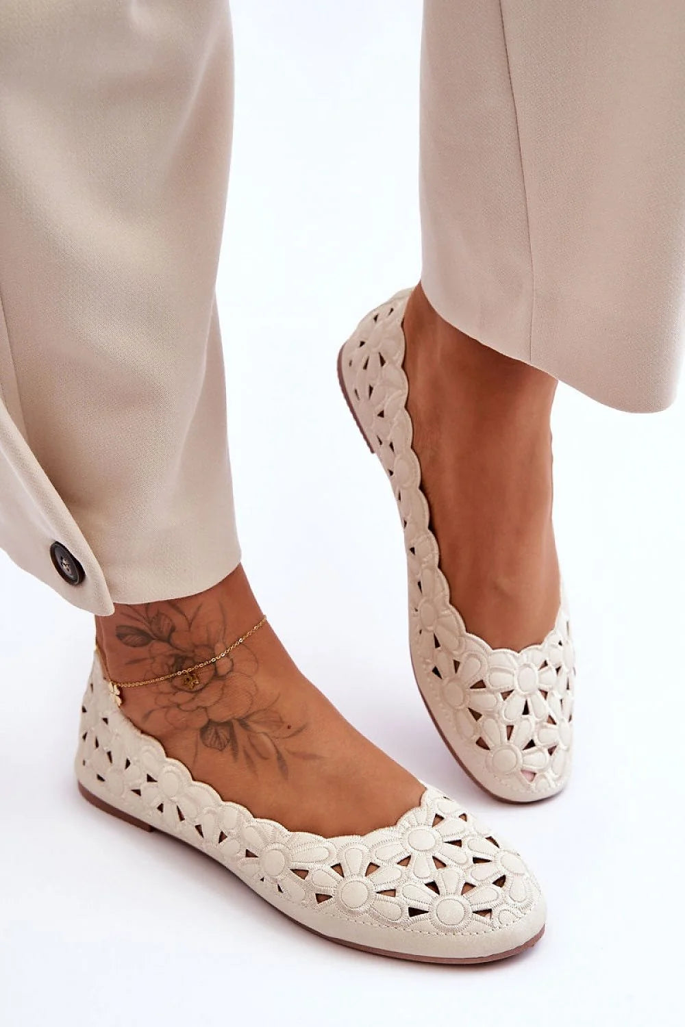 Ballerines femmes motif floral ajouré cuir écologique confortable talon plat couleur crème style classique moderne