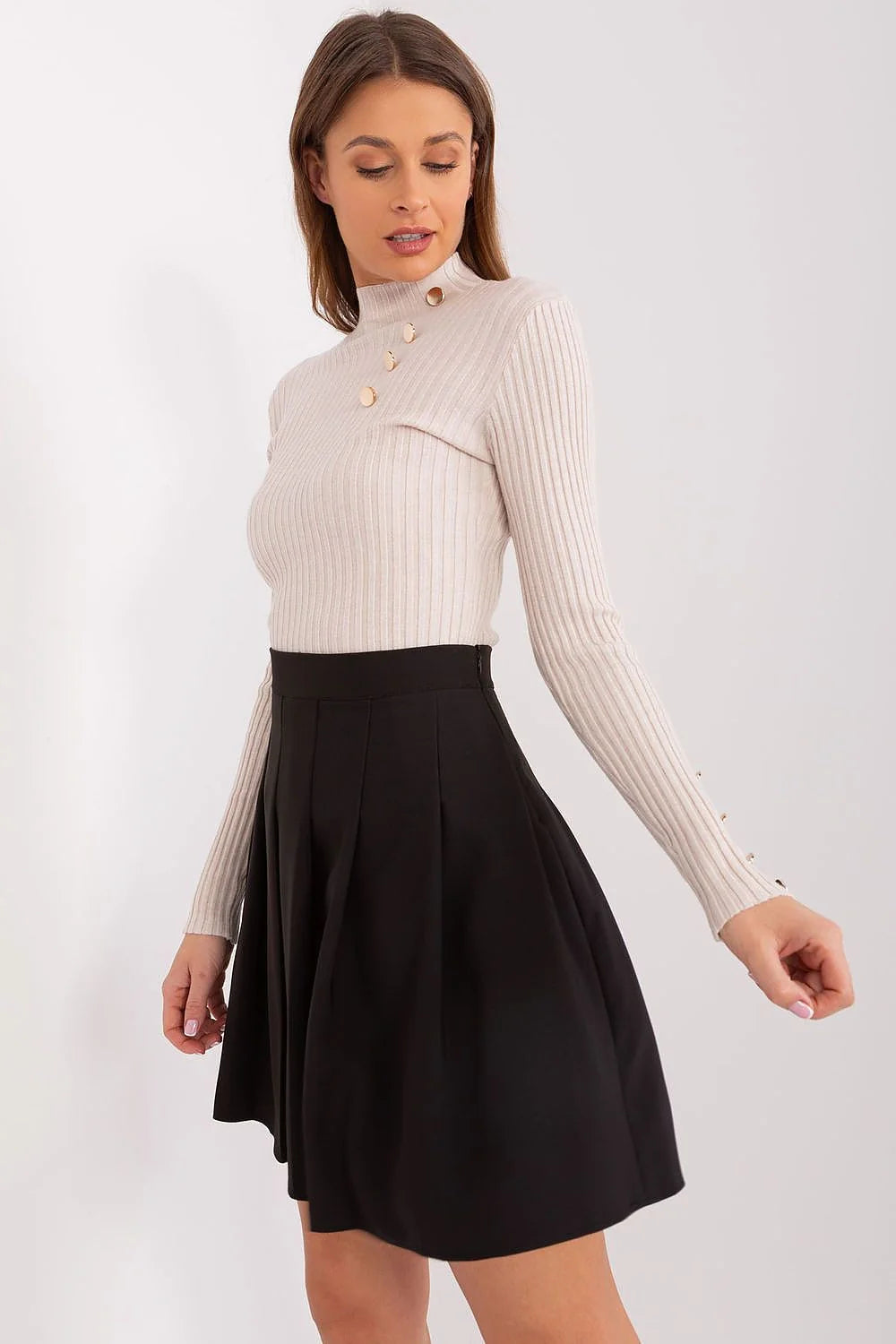 Jupe Lakerta évasée noire avec haut beige maille côtelée col montant boutons dorés taille haute plis structurés femme