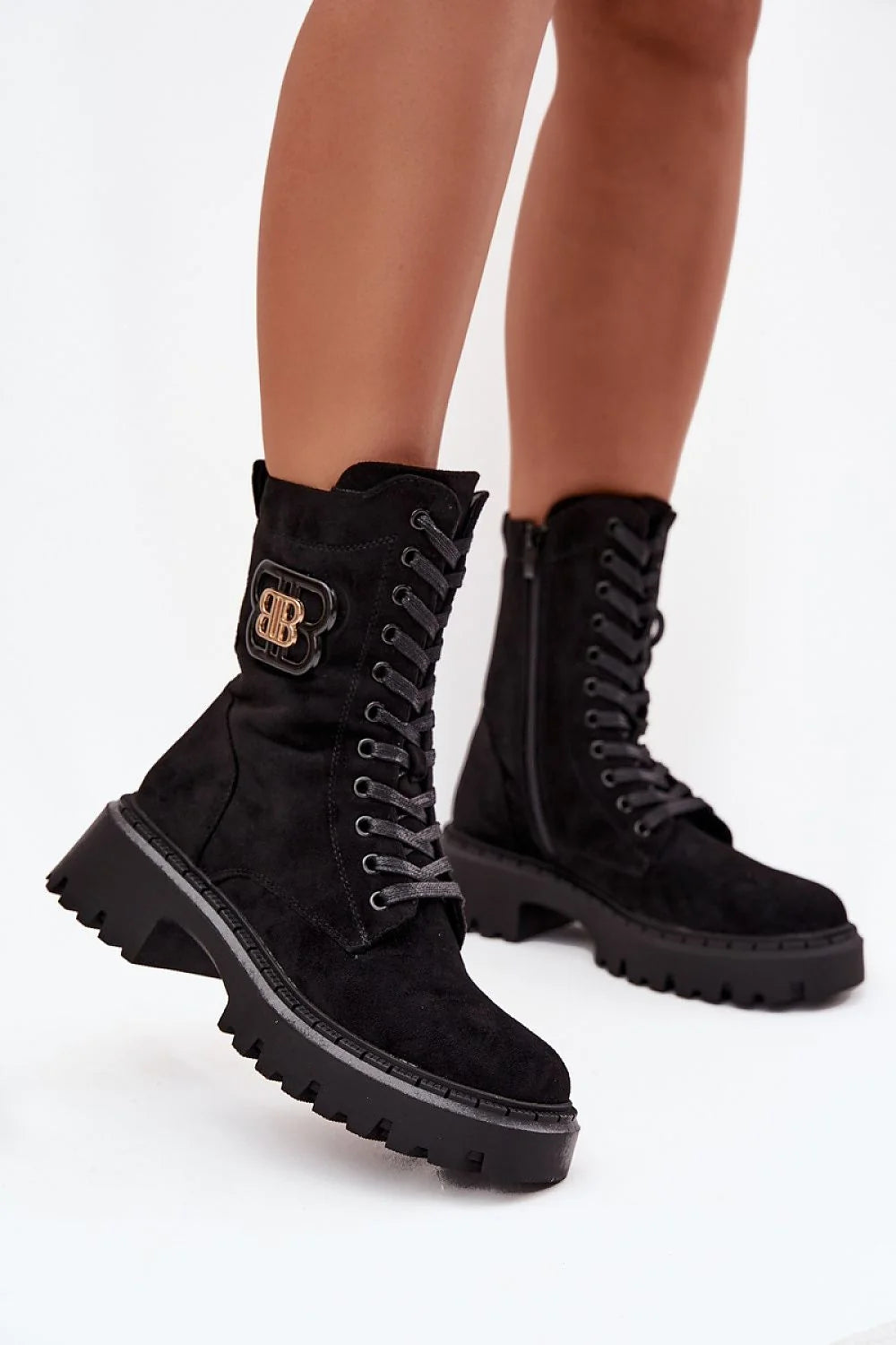 bottines montantes workwear urbaines suédine noires effet daim bout rond plateforme crantée épaisse lacets zip peluche doublée talon stable adhérence