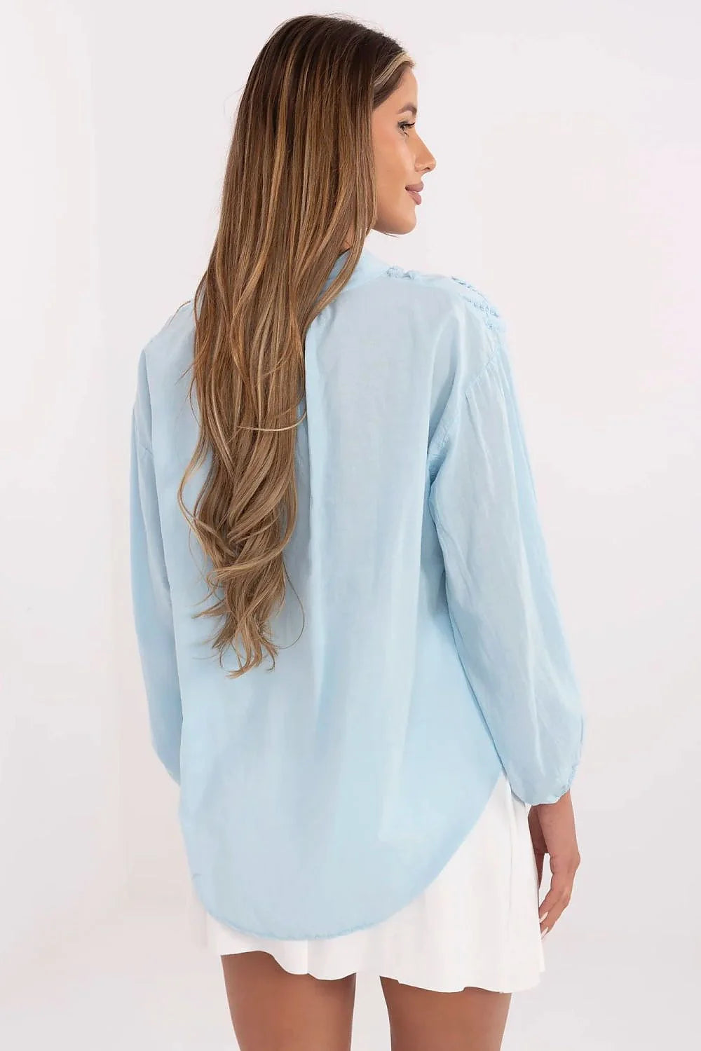 Chemisier bleu clair brodé romantique avec manches longues élastiquées, jupe blanche plissée, tenue élégante pour femme
