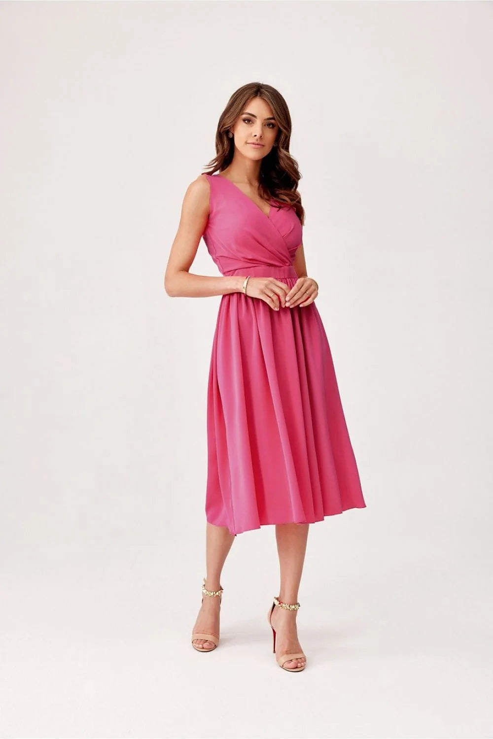 robe cocktail sans manches décolleté V croisé taille cintrée ceinture intégrée jupe midi évasée tissu polyester fluide satiné fuchsia élégante