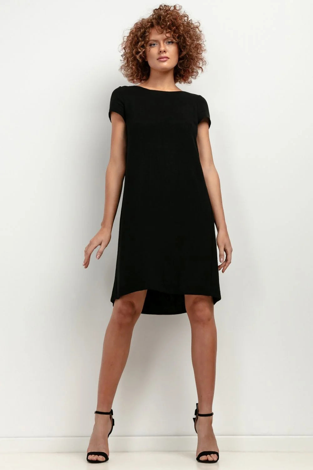 Robe noire Tessita en lin et viscose coupe droite manches courtes encolure bateau style minimaliste femme