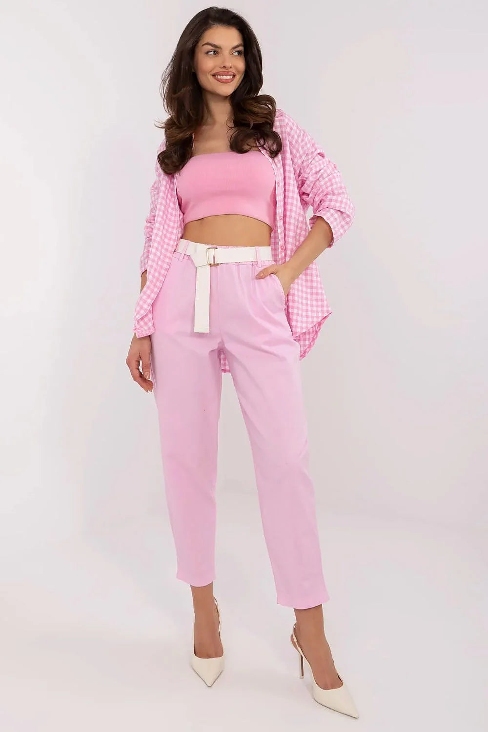 Pantalon femme Italy Moda coupe droite rose pastel taille haute confortable escarpins crème accessoires modernes