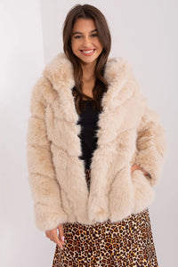 Manteau en fausse fourrure pour femme, style luxueux, couleur beige crème, coupe ample, col châle, manches longues, longueur courte, édition hiver, vêtement élégant, confort optimal, occasion spéciale, mode tendance, doublure intérieure, finitions premium