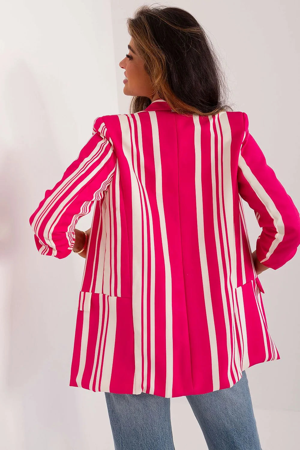 Veste blazer femme rayures verticales rose fuchsia blanc coupe ajustée manches 3/4 sans boutons