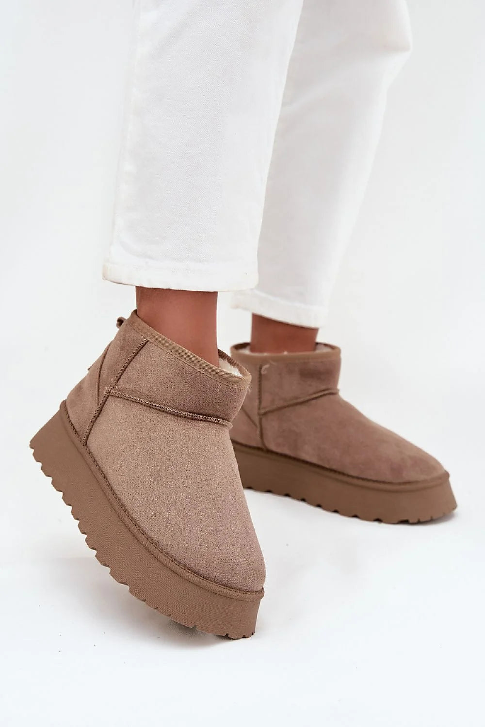 bottes neige femme suédine écologique beige taupe cheville doublure fourrure douce plateforme crantée antidérapante confortables urbain polyvalentes chaudes