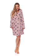 Peignoir L&L collection robe de chambre femme en polyester doux rose clair étoiles motifs shawl collar poches latérales houppette ceinture ajustable