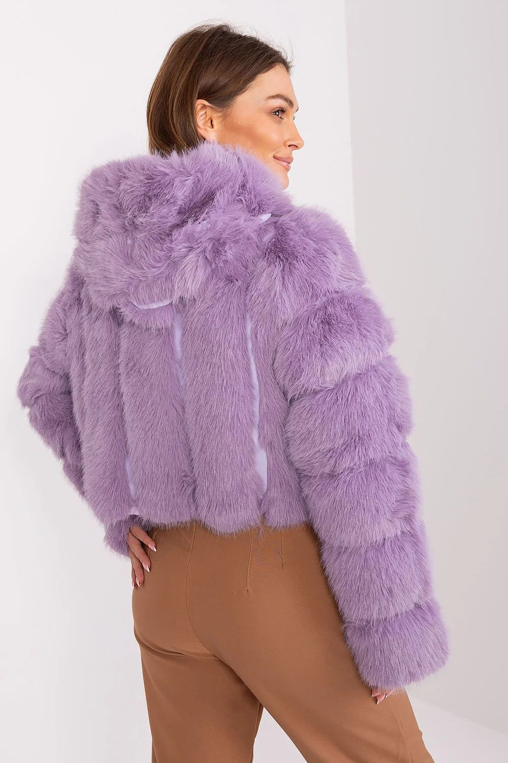 Veste pour femme en imitation fourrure couleur lavande coupe boxy col relevé capuchon automne hiver mode féminine élégance