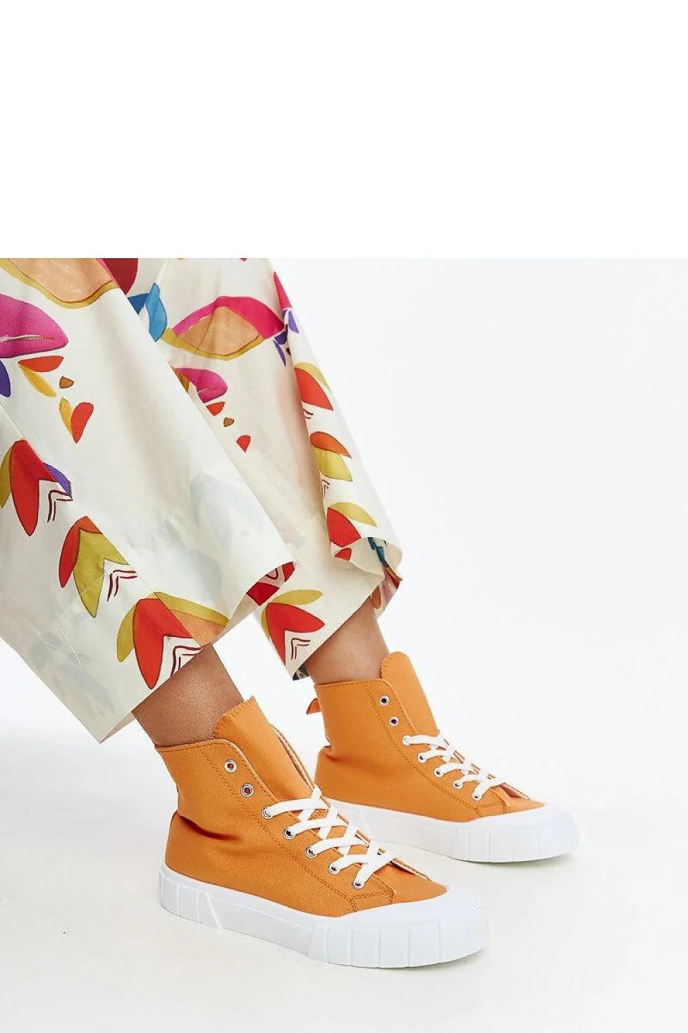 Baskets montantes à lacets design moderne couleur orange vif pour femmes, sac à main en simili cuir beige, pantalon long à motifs abstraits multicolores, montre dorée et bracelet en perles blanches