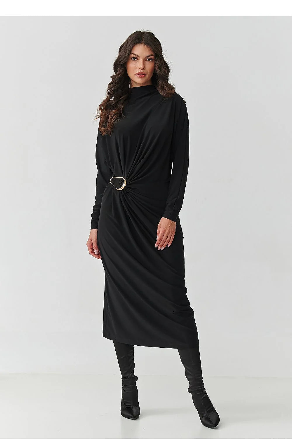robe midi noire manches longues col montant drapé froncé boucle métallique dorée taille jersey extensible fluide élégante féminine confortable moderne