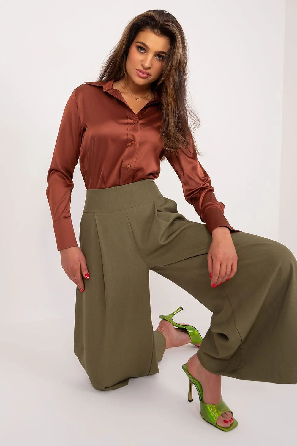 ensemble femme chemise satinée marron cuivré col classique manches longues boutonnée pantalon palazzo taille haute kaki olive plis marqués talons