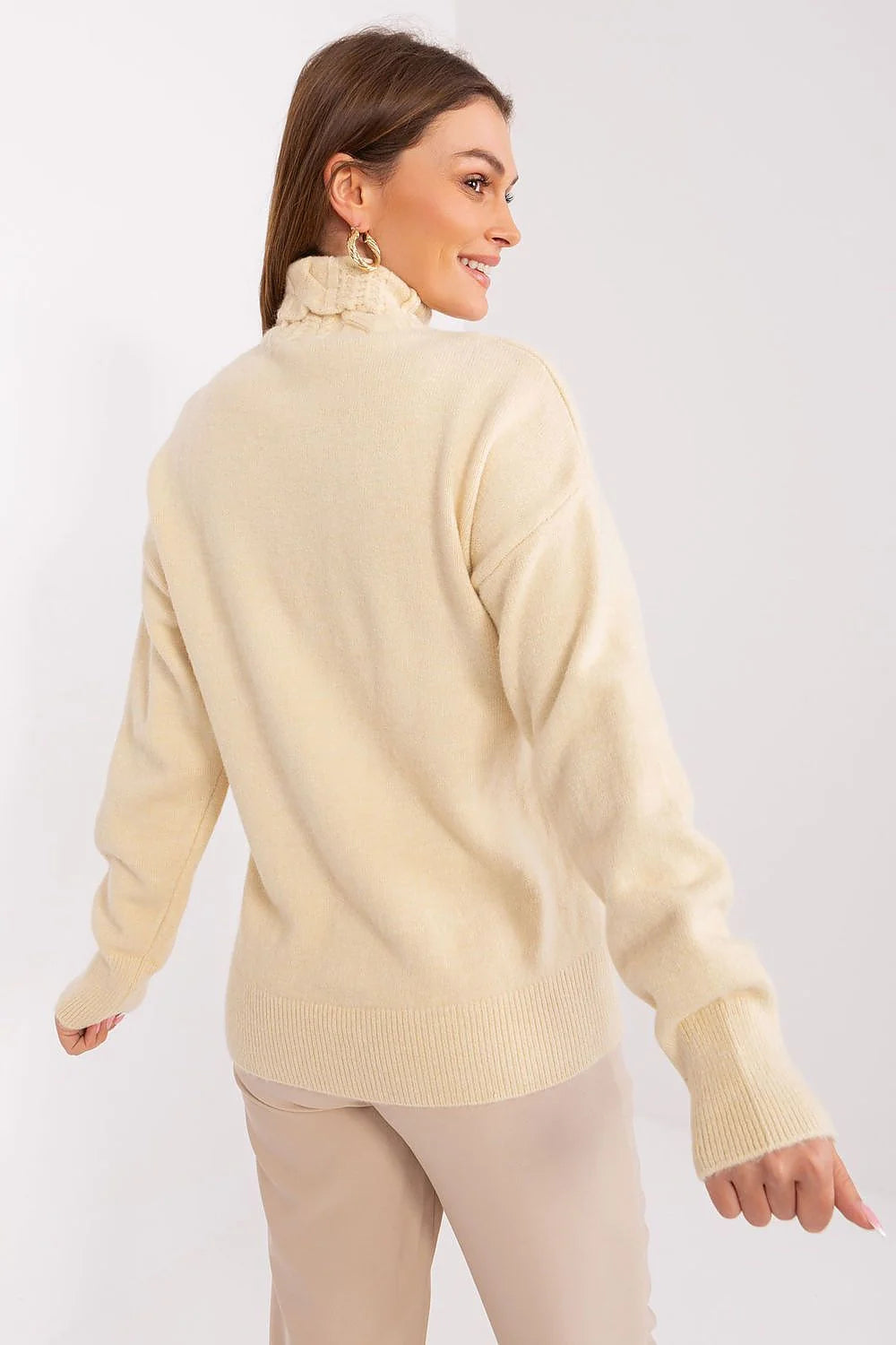 pull femme tricoté torsadé col roulé beige crème maille douce chaude douillet manches longues coupe droite bords côtes