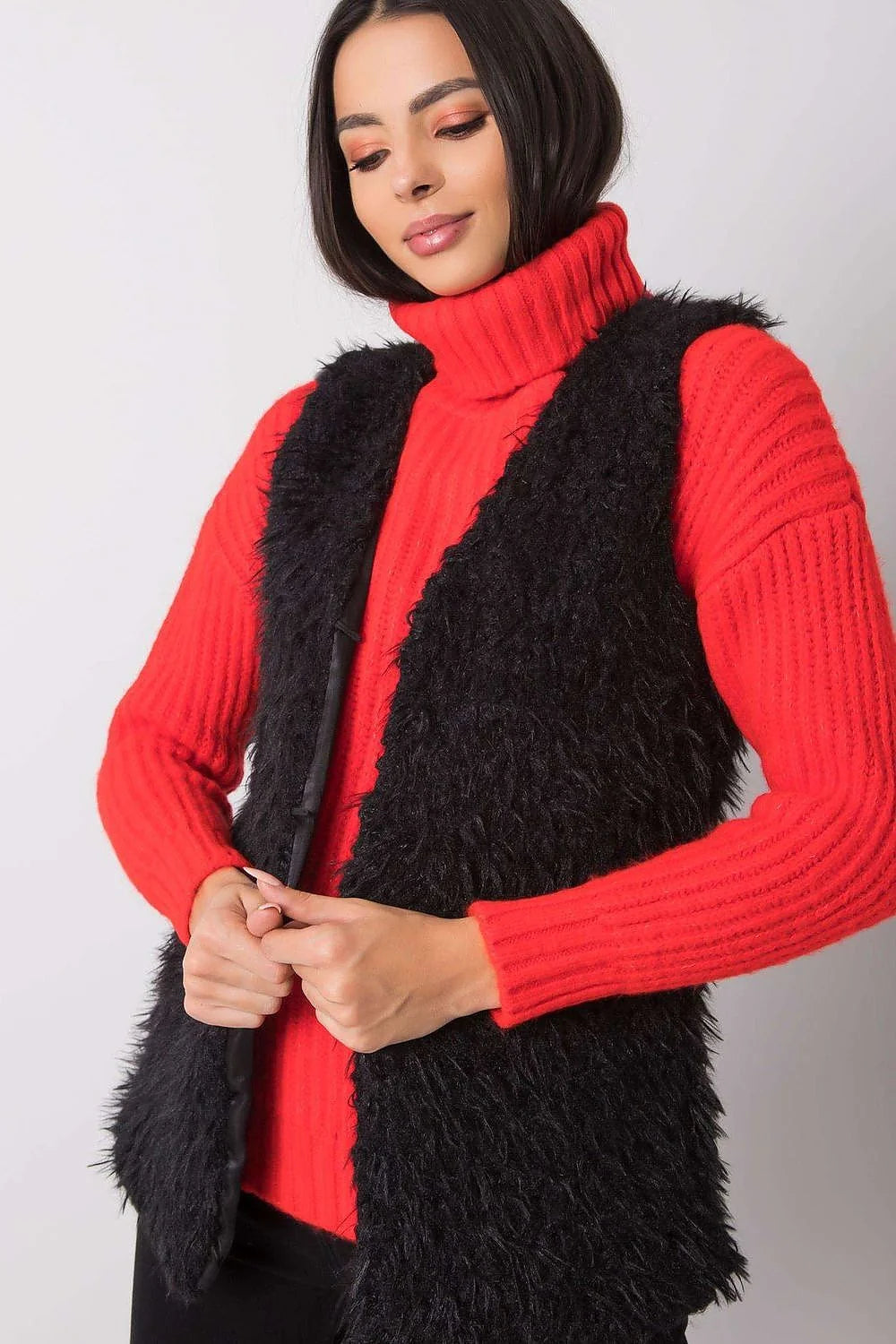 Gilet sans manches Och Bella en fausse fourrure noire avec pull à col roulé rouge côtelé pour femmes