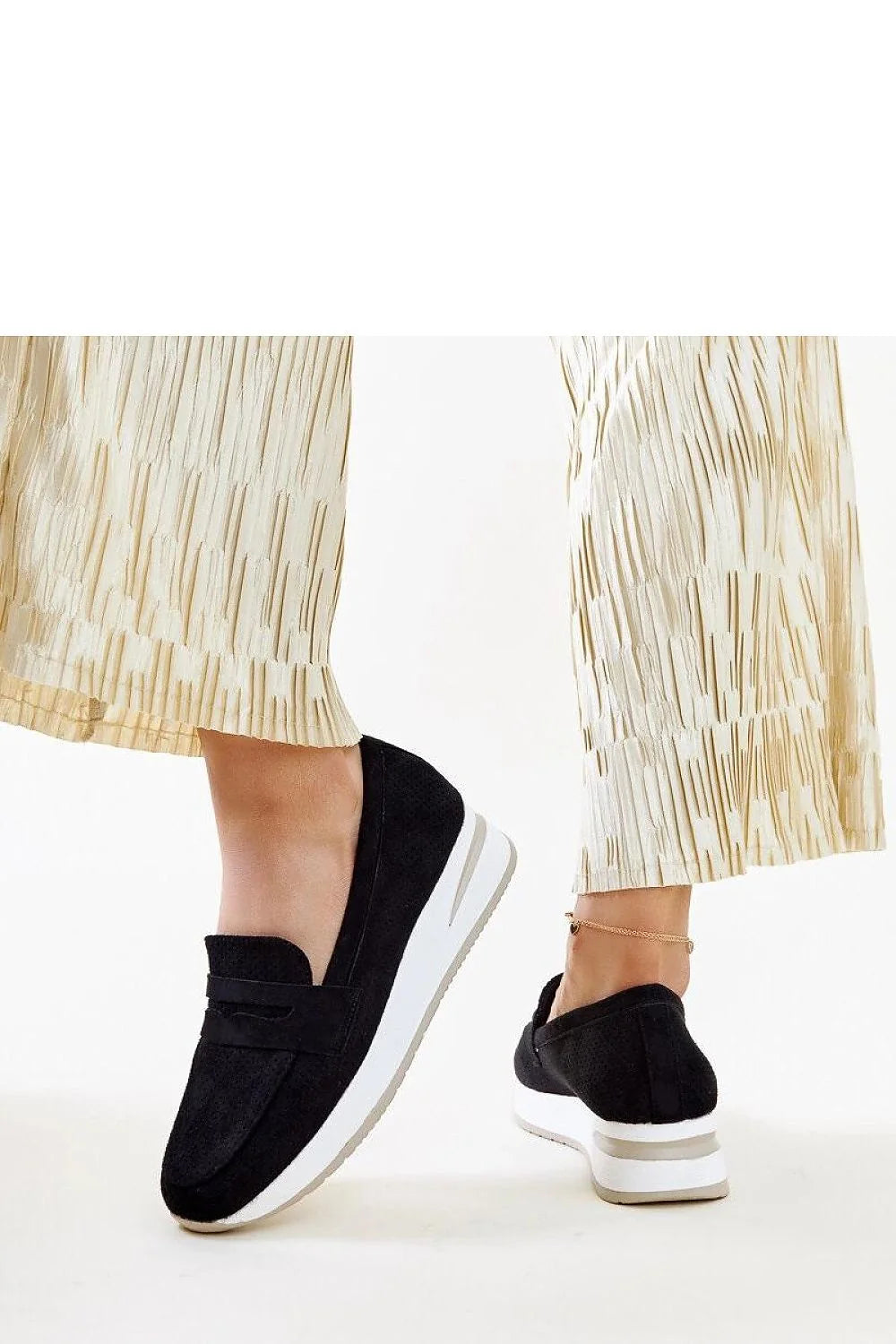 mocassin femme daim noir suédine texturée semelle plateforme blanche insert beige compensée confortable maintien slipon arrondi surpiqûres élégance casual chic