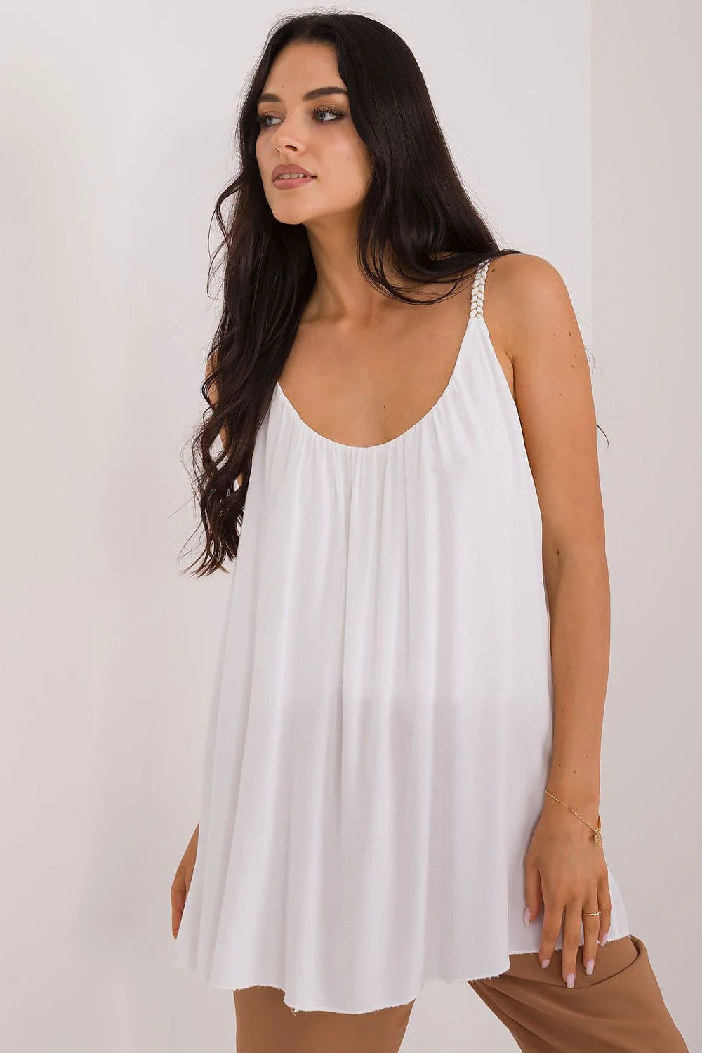 Top Och Bella féminin style décontracté tissu fluide en viscose encolure profonde U bretelles fines tressées couleur blanche pur lumineuse occasion estivale printanière femme