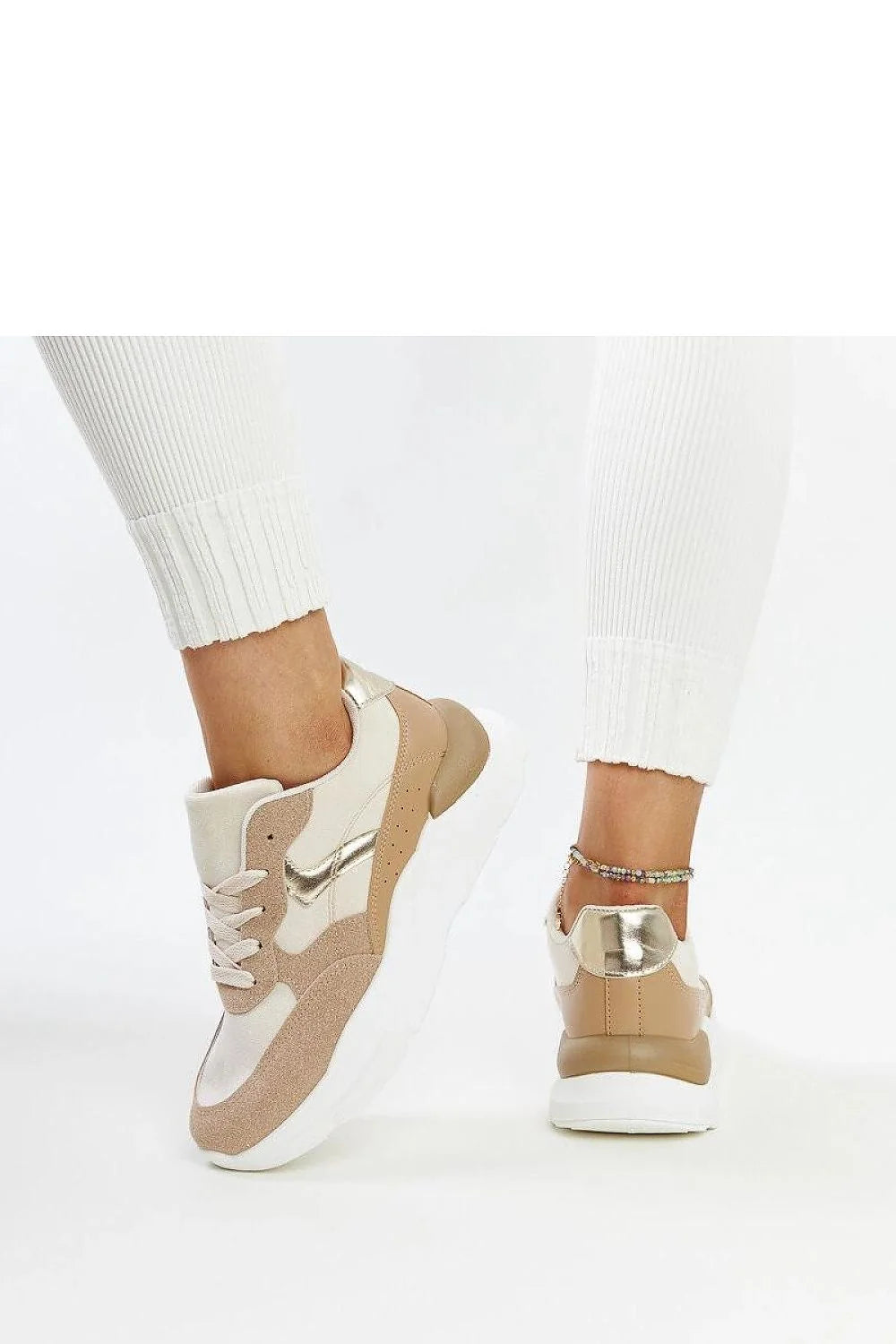 Baskets de mode moderne en cuir beige et métal doré pour femmes, style sophistiqué et décontracté