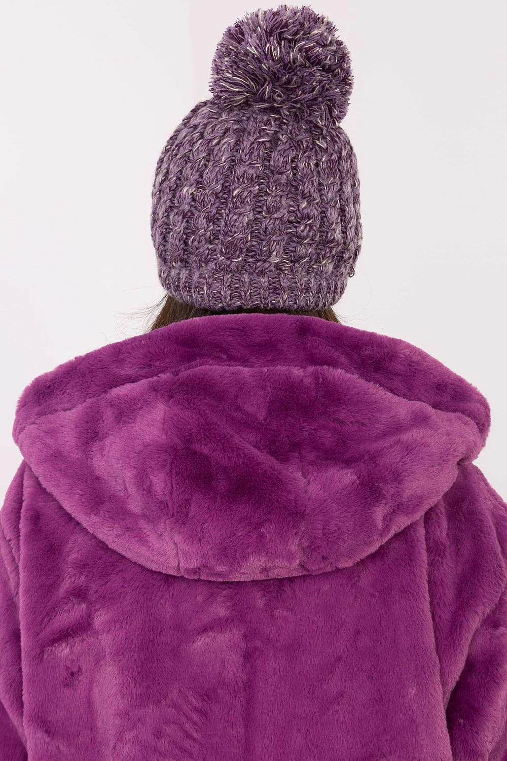 bonnet tricot épais violet métallisé pompon duveteux perles dorées brillantes veste fausse fourrure moelleuse col large cordons serrage fermeture éclair