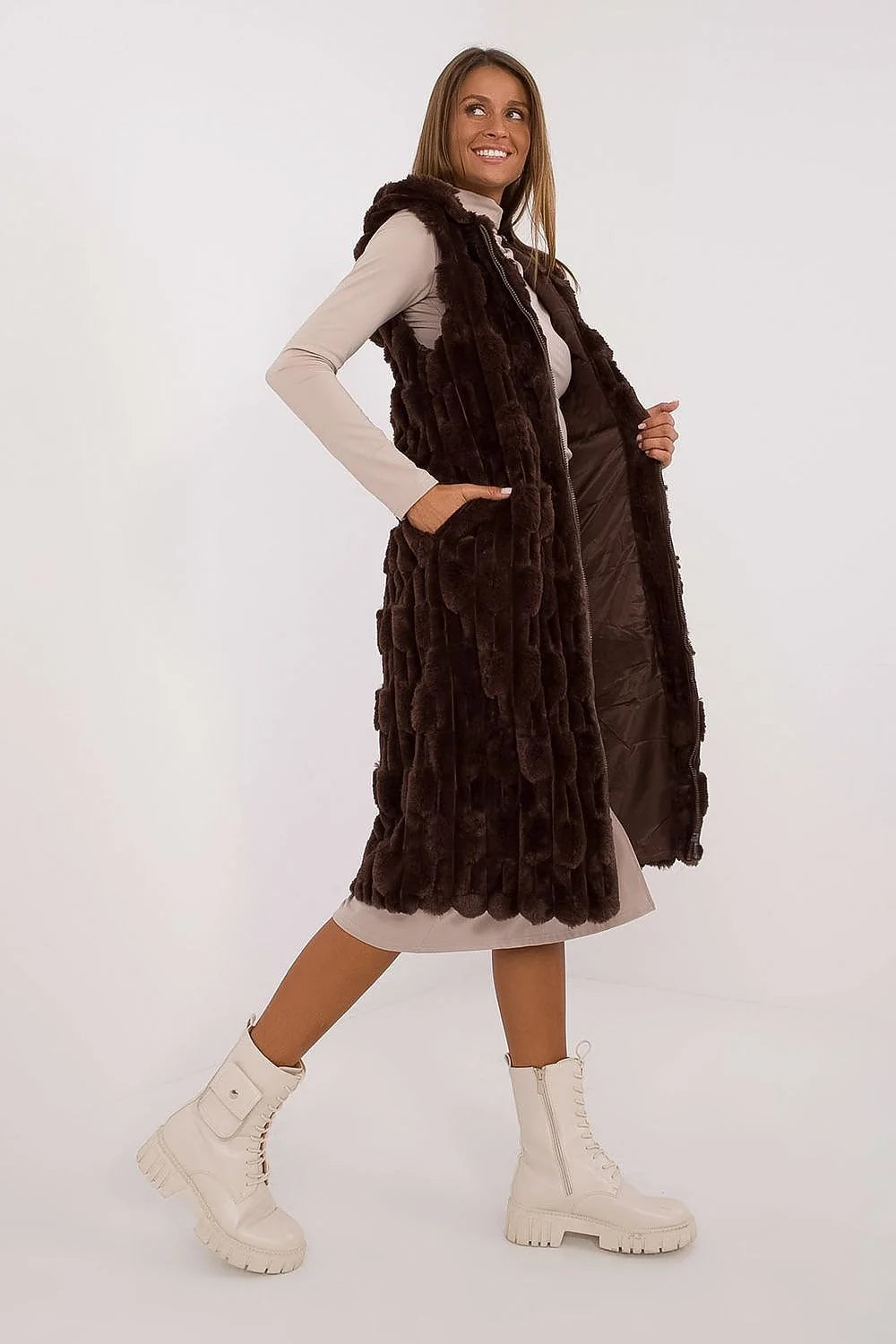 Gilet sans manches en fausse fourrure marron foncé longueur midi couper droite col montant femme élégance automne hiver