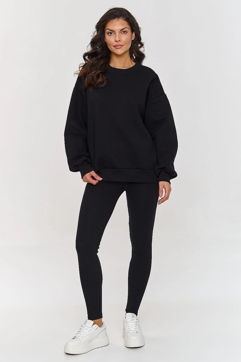 ensemble Makadamia femme sweatshirt oversize col rond manches longues épaules tombantes molletonné doux legging taille haute élasthanne noir baskets blanches