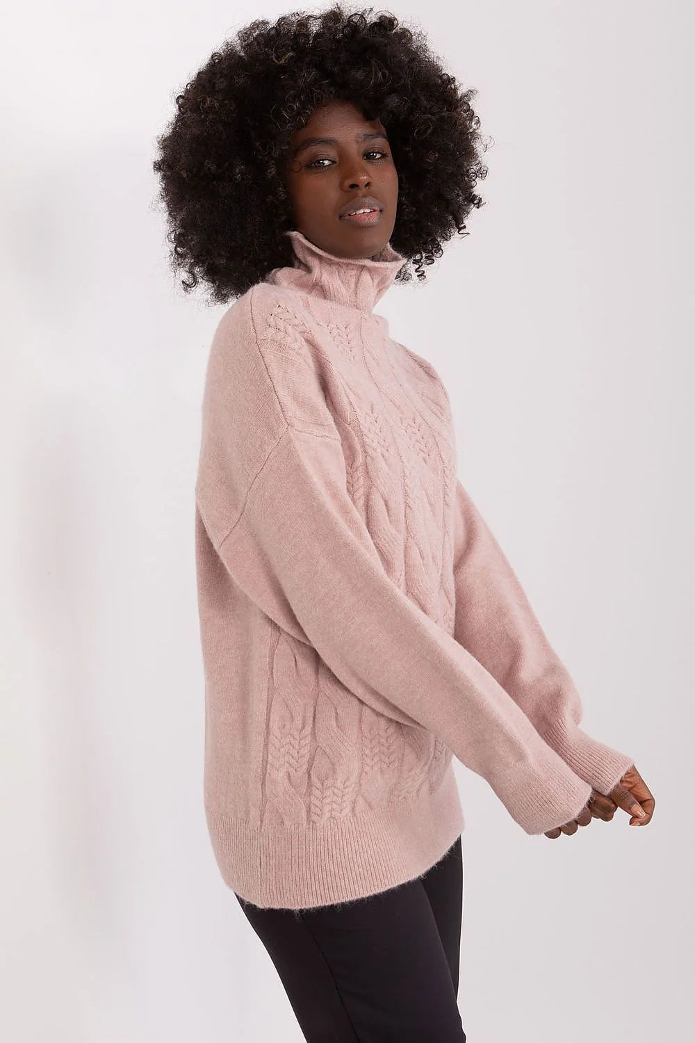 Pull-over en tricot femme torsades enchevêtrées col roulé manches longues teinte rose pâle coupe droite finitions rib côtelé