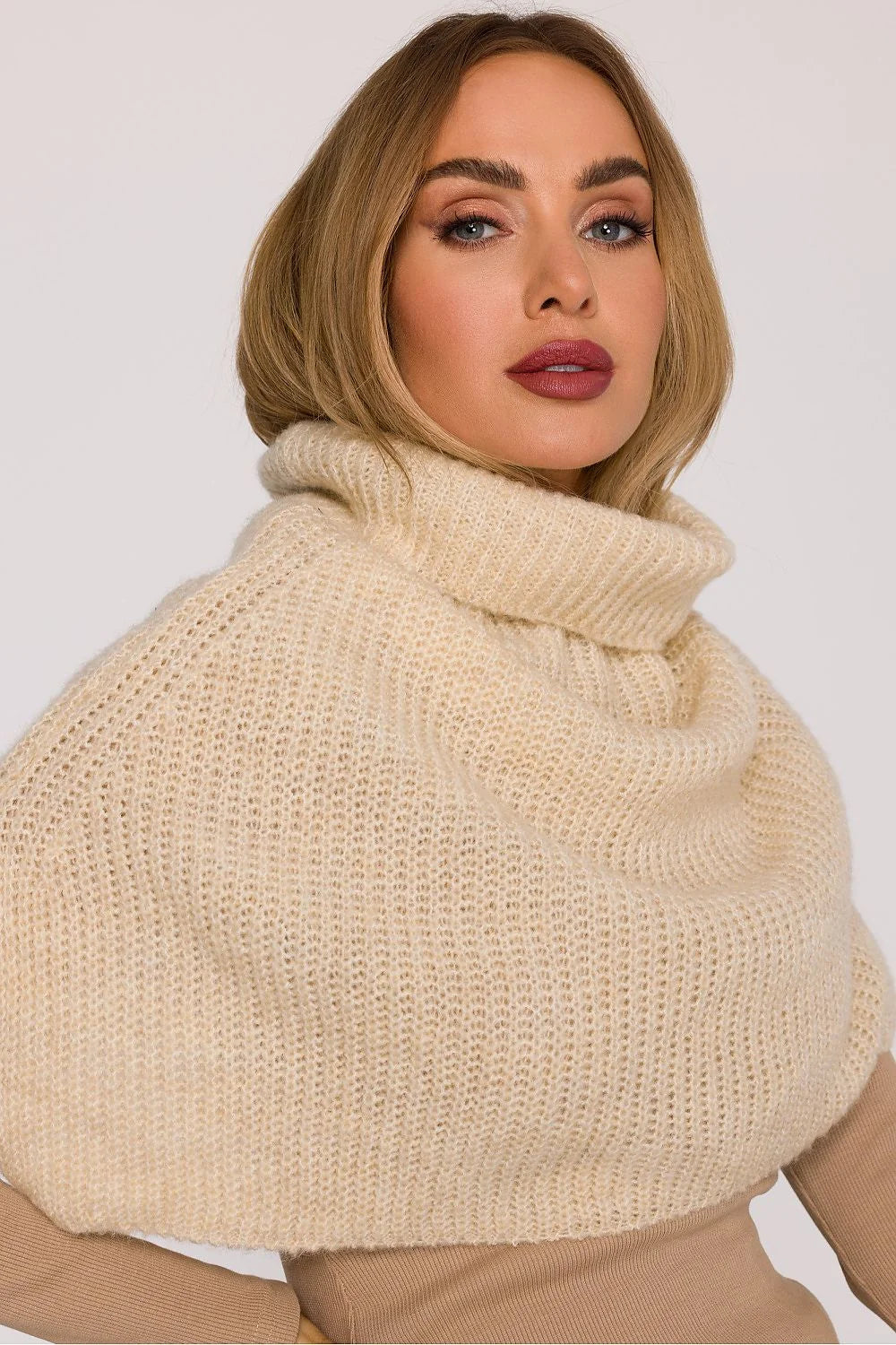 poncho cape femme colroulé oversize maille tricotée écru duveteuse mohair coupecourte ample superposition chaleur confort enveloppant fente polyacrylique polyester laine