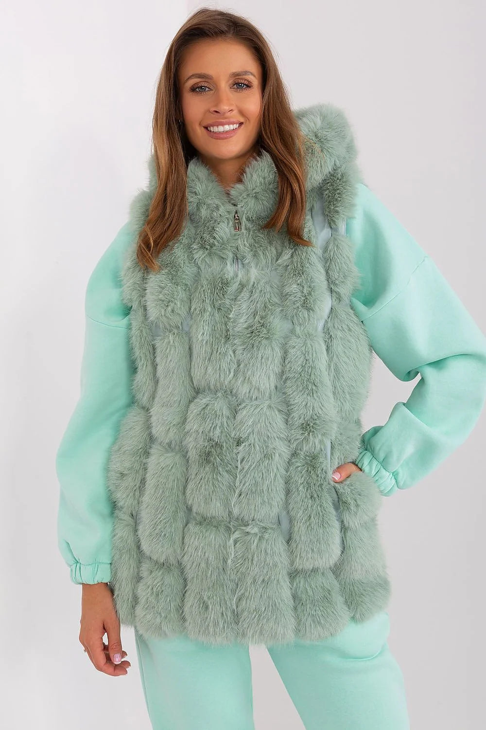 Gilet sans manches pour femmes avec capuche en fausse fourrure moderne texture quadrille couleur vert menthe longueur standard confortable douceur élégance hiver 2023