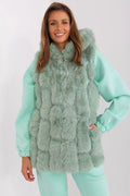 Gilet sans manches pour femmes avec capuche en fausse fourrure moderne texture quadrille couleur vert menthe longueur standard confortable douceur élégance hiver 2023