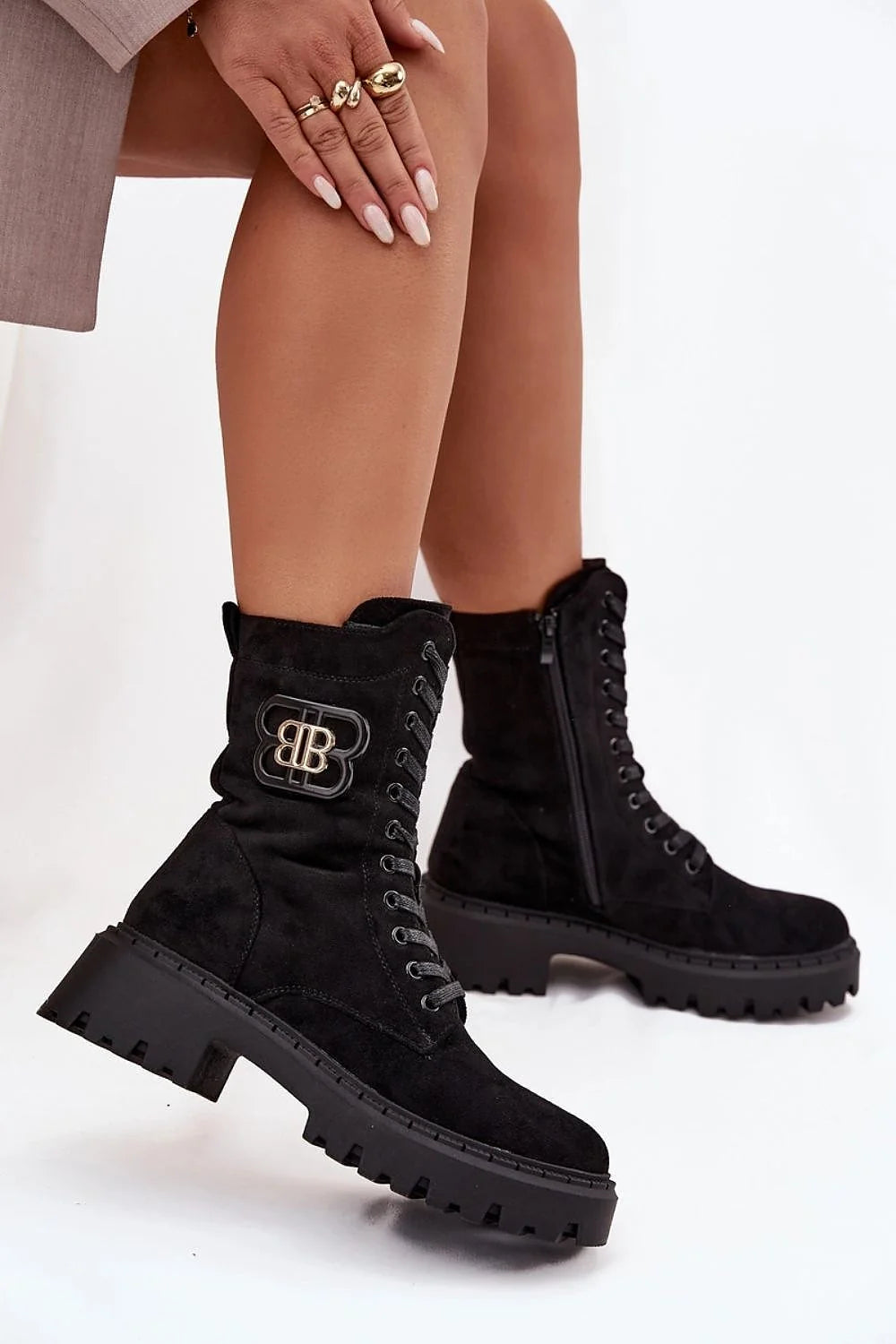 bottines montantes workwear urbaines suédine noires effet daim bout rond plateforme crantée épaisse lacets zip peluche doublée talon stable adhérence